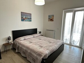 2 habitaciones, escritorio y ropa de cama 