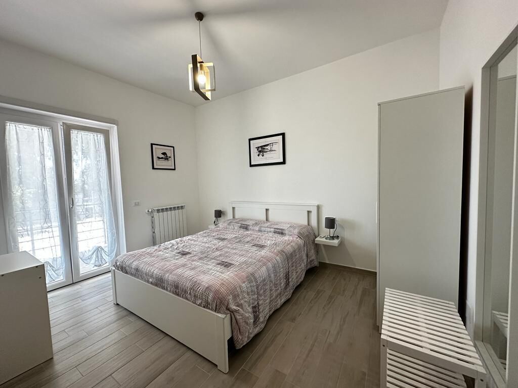 2 bedrooms, desk, bed sheets