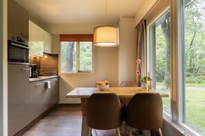 Kühlschrank, Mikrowelle, Herdplatte, Geschirrspüler