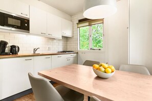 Fridge, microwave, stovetop, dishwasher - Woodland Retreat in Putten (Putten)