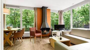 Een smart-tv en een open haard
