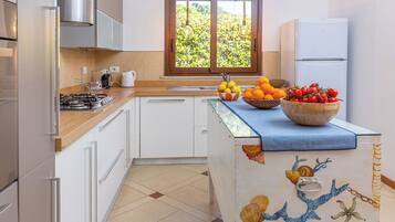 Frigorifero, microonde, forno, piano cottura