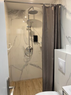 Dusche, Haartrockner, Handtücher, Seife