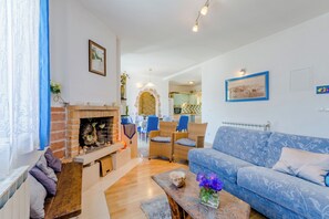 Villa (Apartment Blue Oasis - Three Bedroom ) | Living room | 32-inch flat-screen TV with cable channels - Apartment Blue Oasis (Postira)