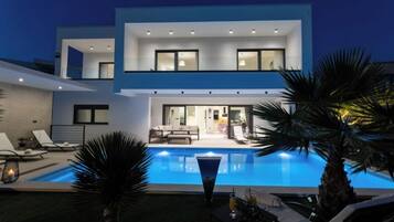 Outdoor pool, a heated pool