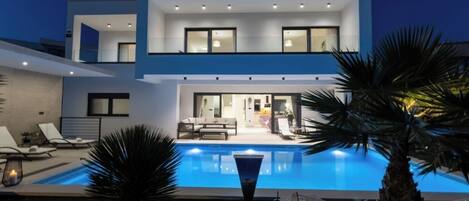 حمّام سباحة خارجي، حمّام سباحة مُدفَّأ