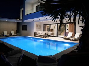 Una piscina al aire libre, una piscina climatizada