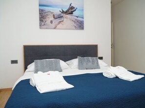 5 bedrooms, iron/ironing board, free WiFi, bed sheets