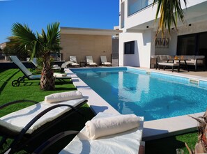 Una piscina al aire libre, una piscina climatizada