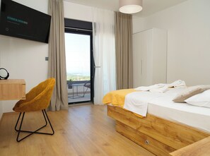 5 bedrooms, iron/ironing board, free WiFi, bed sheets
