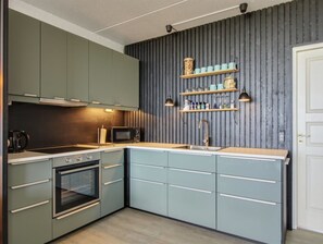 Fridge, microwave, dishwasher, cookware/dishes/utensils