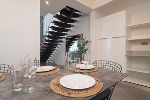 Executive-Apartment | Essbereich im Zimmer