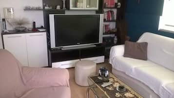 公寓 (Apartment Roksy - Two-Bedroom Apartme) | 客廳 | 32 吋平面電視連有線電視頻道