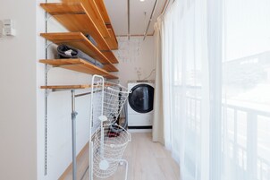Basic Apartment | Bathroom | Combined shower/tub, hair dryer, shampoo