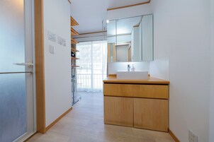 Basic Apartment | Bathroom | Combined shower/tub, hair dryer, shampoo