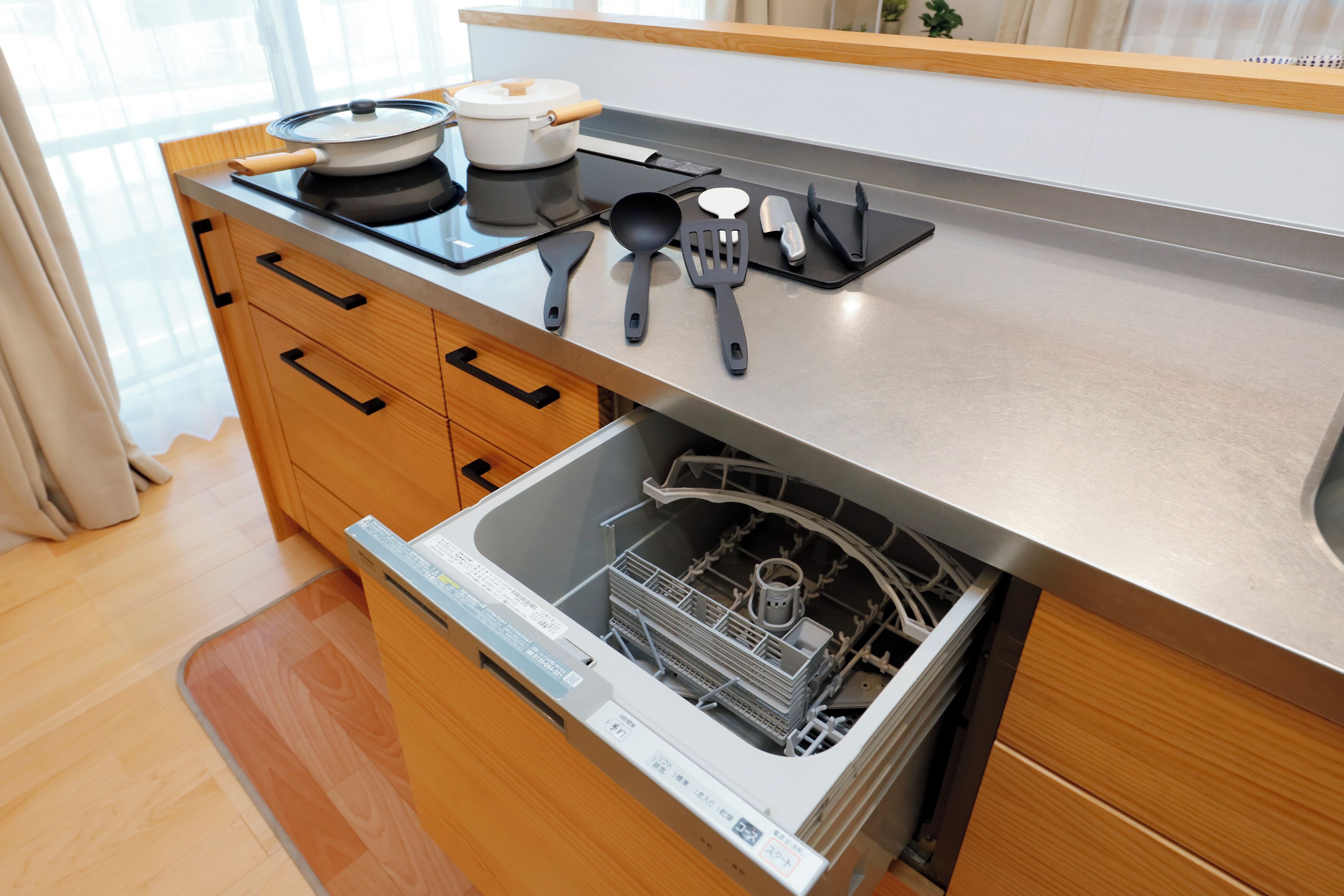 Refrigerador con freezer, microondas, placa de cocina