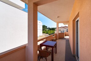 Lägenhet - flera sovrum - balkong - utsikt mot trädgården | Boendeområde