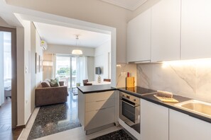 Fridge, oven, dishwasher, coffee/tea maker