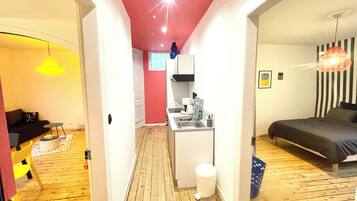 2 間睡房、書桌、熨斗/熨衫板、可攜式嬰兒床