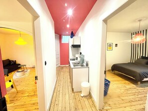 2 chambres, bureau, fer et planche à repasser, lit parapluie