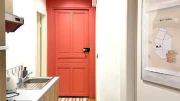 Jääkaappi, mikroaaltouuni, uuni, liesi