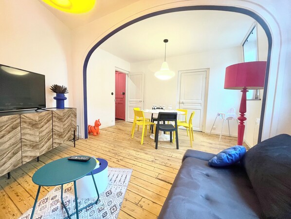 TV connectée, livres, espaces bureaux