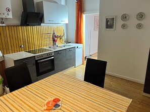 Kjøleskap, ovn, kaffetrakter/tekoker og vannkoker