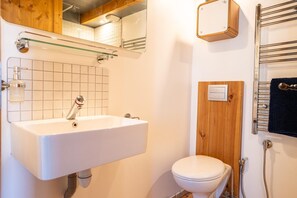 Chuveiro, sabonete, papel higiênico