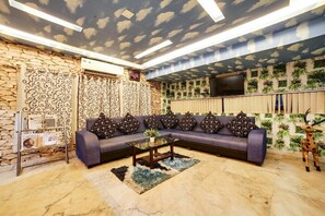 Lobby sitting area - Waii International Hotel (Pakke Kessang)