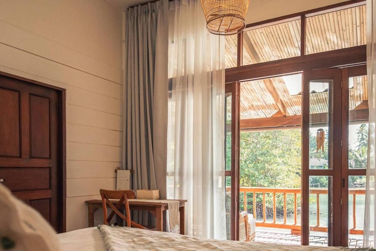 Seaview Double Bed | Select Comfort beds, desk, WiFi (free), individually decorated
