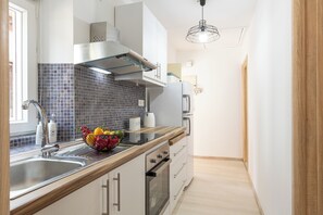 Fridge, oven, stovetop, coffee/tea maker - Armonia GuestHouse by Konnect, Upper Floor (Corfu)