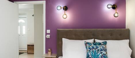 1 dormitori, planxa i posts de planxar i un bressol de viatge