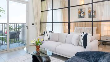 Appartamento Deluxe, accessibile ai disabili, non fumatori | Area soggiorno | Smart TV 55 pollici con canali via cavo