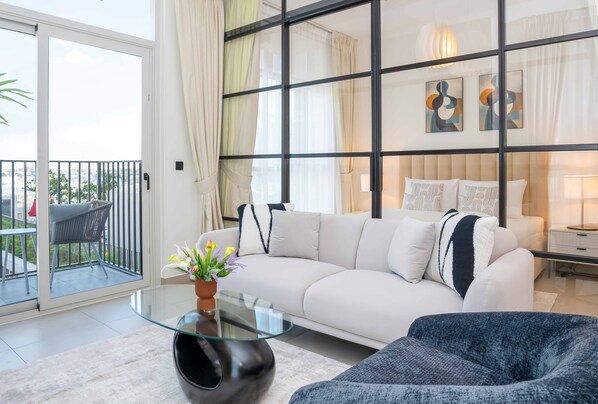 Apartamento luxo, acessível, para não fumantes | Área de estar | Smart TV 55 polegadas com canais a cabo