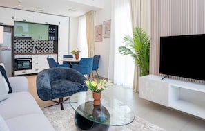 Apartamento luxo, acessível, para não fumantes | Área de estar | Smart TV 55 polegadas com canais a cabo