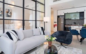 Apartamento luxo, acessível, para não fumantes | Área de estar | Smart TV 55 polegadas com canais a cabo