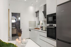 Fridge, microwave, oven, stovetop - Nicols Luxury Suite by Konnect, Corfu Old Town (Corfu)