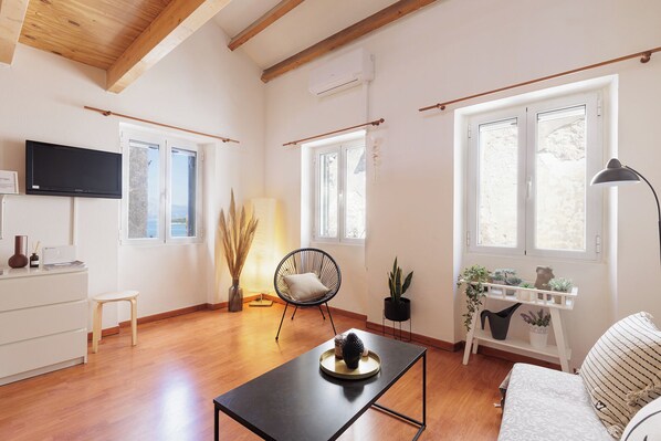 TV - Calypso Apartment by Konnect, Corfu Old Town (Corfu)