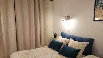 1 slaapkamer, een strijkplank/strijkijzer