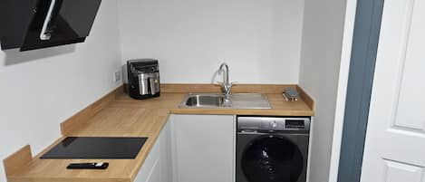 デザイン スタジオ ダブルベッド 1 台 禁煙 | 専用キッチン