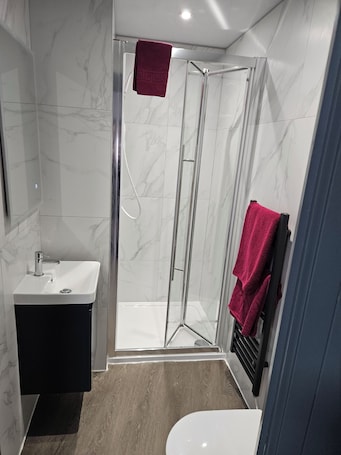 Design Studio, 1 Double Bed, Non Smoking | Bathroom. Don Valley Apartments