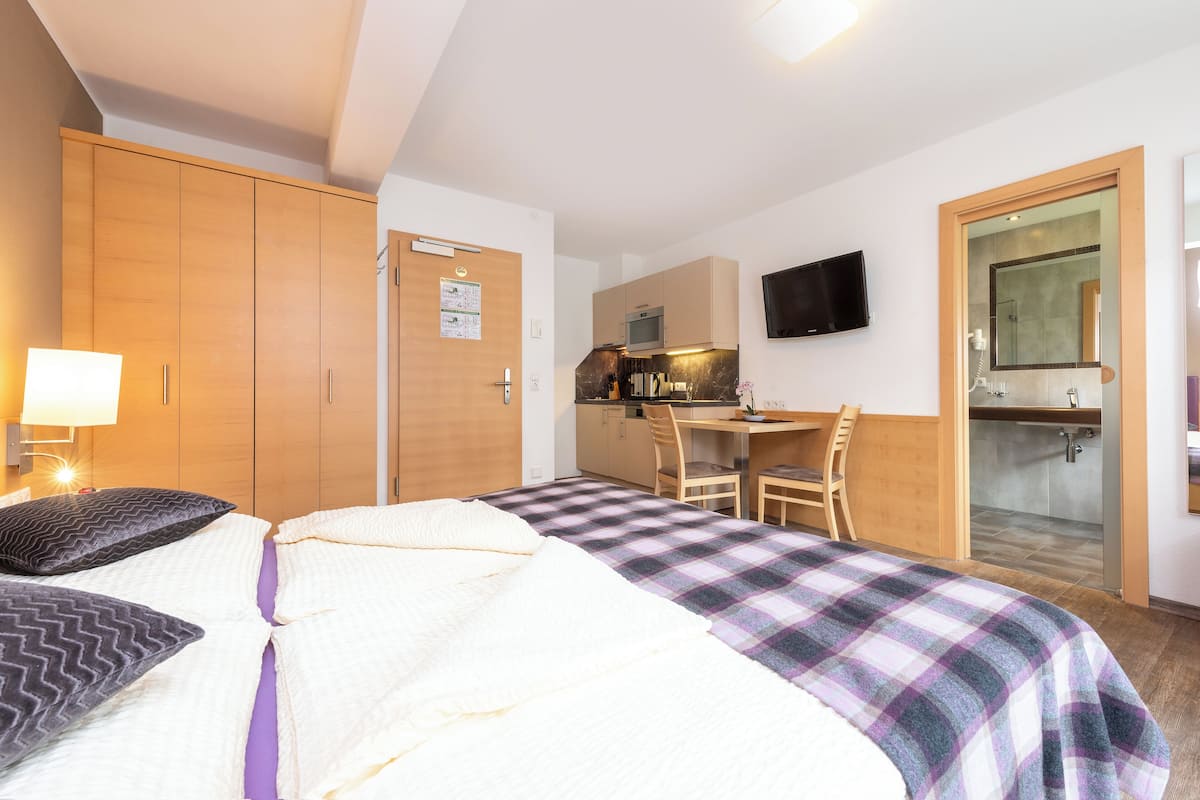 Design Studio, Mountain View | 1 bedroom, in-room safe, blackout drapes, soundproofing