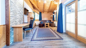 Traditional Apartment, Garden View | Living area