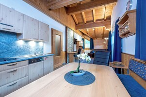 Refrigerador con freezer, microondas, placa de cocina, lavavajillas