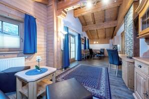 Traditional Apartment, Garden View | Living area