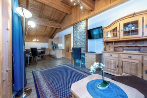 Traditional Apartment, Garden View | Living area