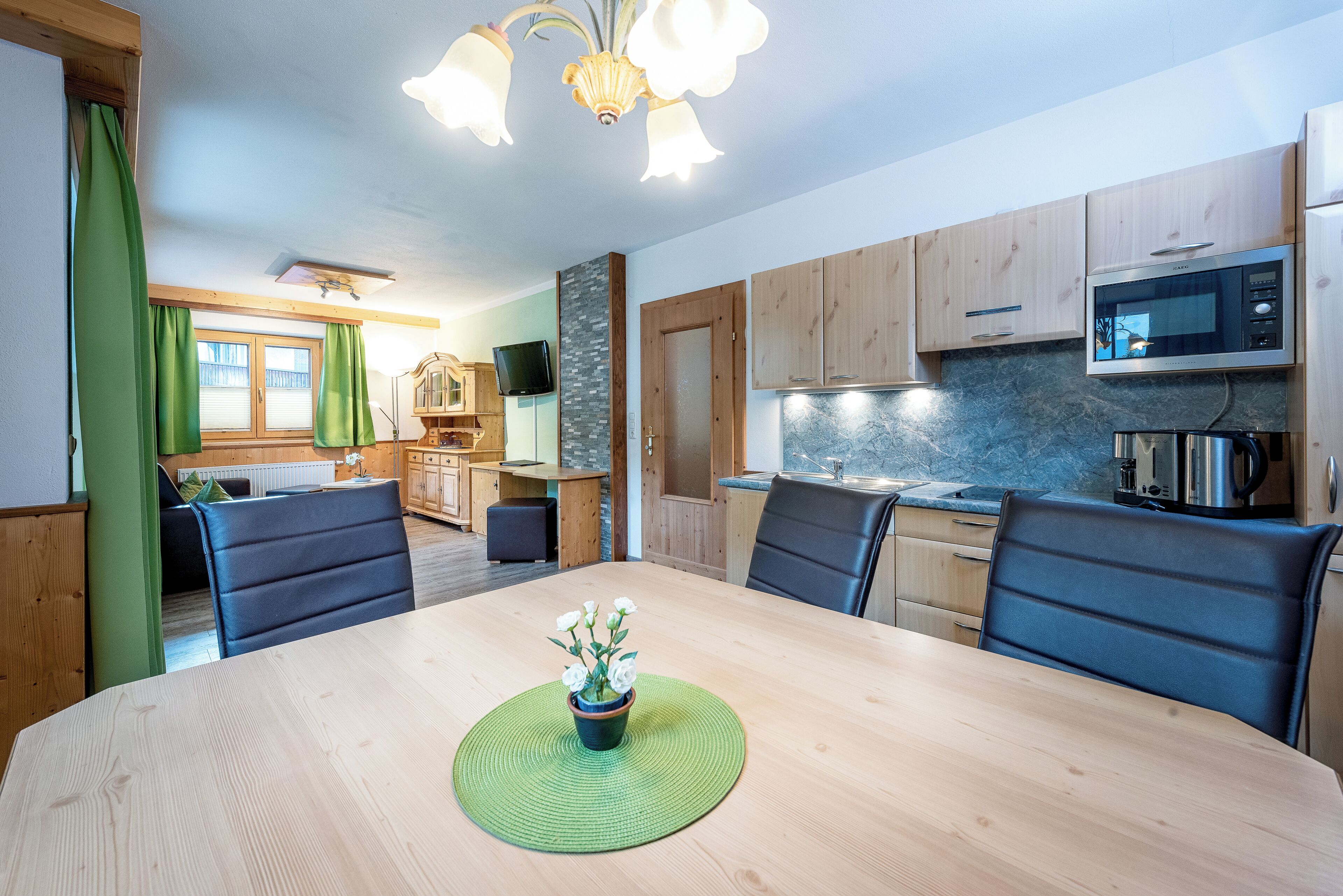 Apartamento tradicional, vista para o jardim | Cozinha privada | Geladeira grande, micro-ondas, cooktop, lava-louças