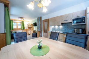 Traditionell lägenhet - utsikt mot trädgården | Eget kök | Stort kylskåp, mikrovågsugn, spishäll och diskmaskin