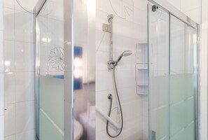 Douche, sèche-cheveux, bidet, shampoing