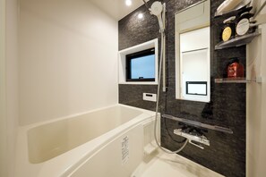 Appartement, non-fumeur (Room B) | Salle de bain | Ensemble baignoire-douche, séchoir à cheveux, serviettes fournies